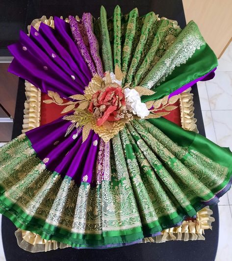 Marriage Chuni Design, Saree Tray Decoration Ideas, Biyer Totto Decoration, Totto Decoration Ideas, Totto Decoration Ideas Bengali, Saree Decoration Ideas Wedding, Saree Packing Ideas Wedding Gift Packaging, Saree Gift Packing Ideas, Saree Packing Ideas Wedding