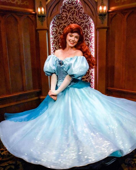 Ariel Disney World, Ariel Disneyland, Fantasyland Disneyland, Disney World Princess, Ariel Costumes, Ariel Cosplay, Disney Princess Cosplay, Celebrity Halloween, Disney Princess Characters