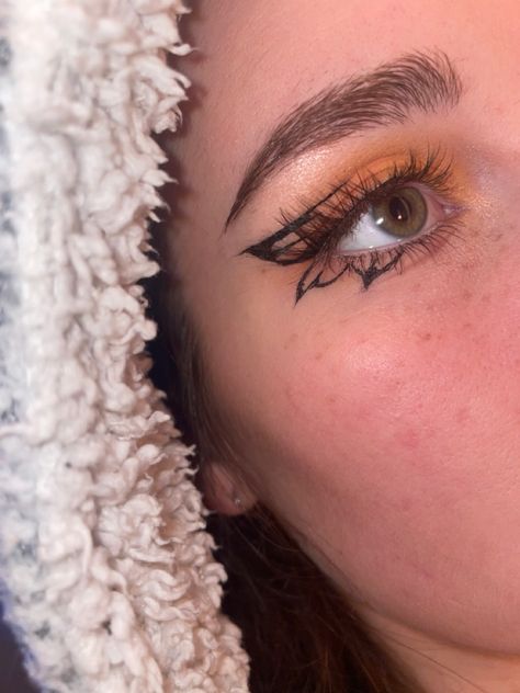 Orange Butterfly Eye Makeup, Paramore Concert Makeup Ideas, Colorful Eyeliner Brown Eyes, Butterfly Makeup Hooded Eyes, Paramore Inspired Makeup, Graphic Liner On Hooded Eyes, Monarch Butterfly Eye Makeup, Hooded Graphic Eyeliner, Fall Graphic Liner