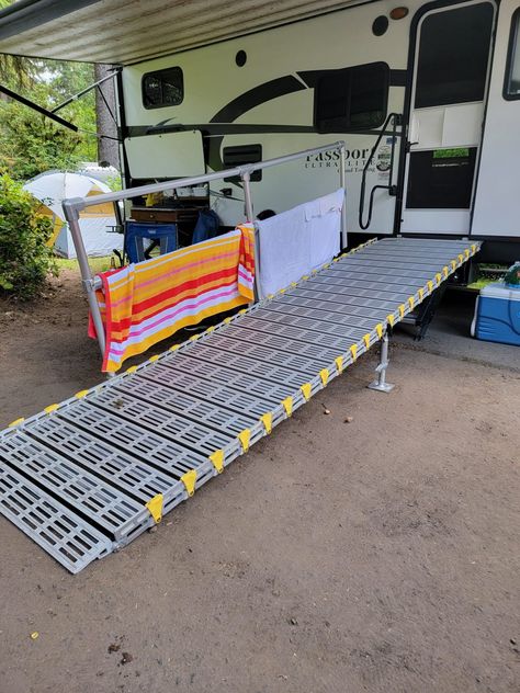 Rv Ramp Ideas, Camper Ramp Diy, Camper Steps Diy, Rv Entryway Ideas, Porch For Camper, Portable Deck, Camper Steps, Trailer Deck, Wooden Ramp