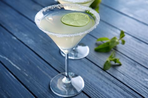 Easy Key Lime Martini Recipe Keylime Martini Recipe, Key Lime Martini Recipe Vanilla Vodka, Keylime Drink, Key Lime Martini Recipe, Lime Martini Recipe, Lime Martini, Key Lime Pie Martini, Key Lime Martini, Martini Recipes Vodka