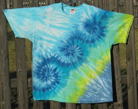 Advanced Tie Dye Patterns, Diy Dye Clothes, Tie Dye Folding Techniques, Tie Dye Shirts Patterns, Diy Tie Dye Techniques, Diy Tie Dye Designs, Tie Dye Patterns Diy, Diy Tie Dye Shirts, Tie Dye Party