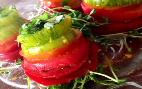 Rainbow Tomato Stacks - Raw Food Magazine Raw Food Snacks, Rainbow Tomatoes, Kris Carr, Vegan Salad Dressing, Heirloom Tomato, Kitchen Solutions, Food Snacks, Dehydrated Food, Different Vegetables