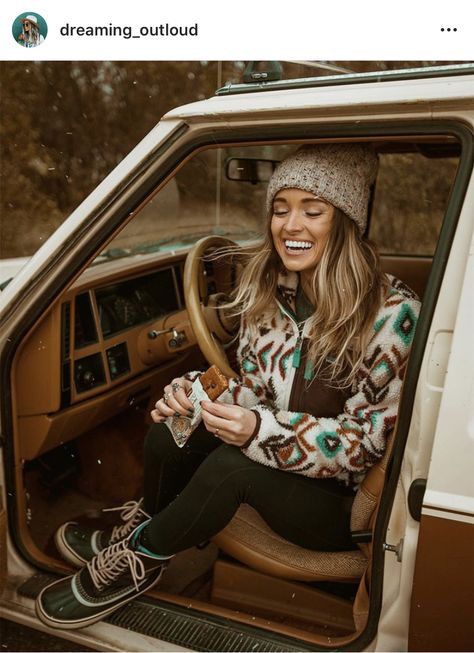 Travel Outfit Mountain, Montana Womens Fashion, Mountain Women Style, Outdoorsy Mom Style, Outdoorsy Women Style, Fall Outdoorsy Outfits, Salty Granola Style, Outdoorsy Outfits Winter, Trekking Outfit Women Winter