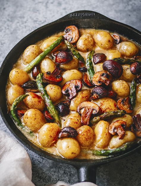 VEGAN MUSHROOM, GRAVY AND POTATO SKILLET - Miss Marzipan Mushrooms Gravy, Vegan Skillet, Vegan Mushroom Gravy, Creamy Potatoes, Potato Skillet, Vegan Mushroom, Vegan Potato, Vegan Inspiration, Mushroom Gravy