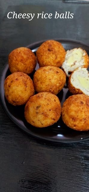 Riceball Recipes, Cheesy Rice Balls, Stuffed Rice Balls, Rice Balls Recipe, Leftover Rice Recipes, Cheesy Rice, Fusion Recipes, Spicy Snacks Recipes, Italian Herbs