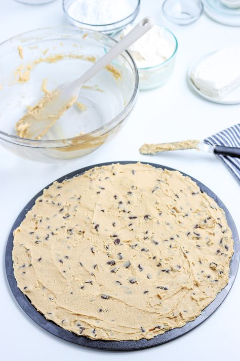 Cookie pizza or cookie cake, no matter what you call it, this chocolate chip recipe is going to be at the top of your cookie dough recipes FAST! #cookiecake #cookiepizza #chocolatechipcookies #cookiedough Easy Homemade Chocolate Chip Cookies, Chocolate Chip Pizza, Cookie Pizza Recipe, Chocolate Chip Cookie Pizza, Dessert Pizzas, Chocolate Chip Recipe, Chip Recipe, Cookie Dough Cake, Pan Cookies