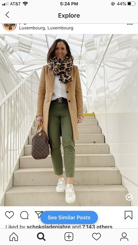 pantalón verde, tenis blancos Olive Jeans Outfit, Green Jeans Outfit, Olive Pants Outfit, Outfit Informal, Valentino Garavani Sneakers, Outfits Con Jeans, Jeans Outfit Winter, Olive Pants, Beige Outfit