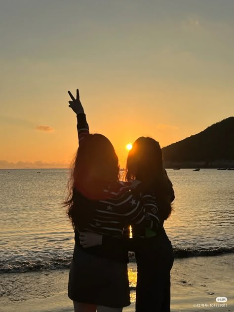 Best Friends Photos No Face, Faceless Best Friends Aesthetic, Best Friends Aesthetic Faceless, Sunset Pics With Friends, Faceless Friends, Pfp Bff, Faceless Poses, Apparel Photography, Best Friend Forever