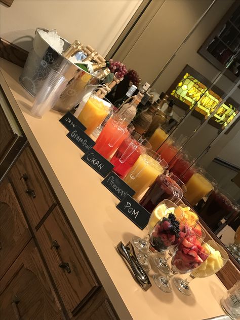 Mini Bar Ideas For Party, Brunch And Mimosas Party, Bar For Party Set Up, Drinks Bar Ideas Party, Alcohol Bar Ideas For Party, Drink Bar For Party, Diy Drink Bar, Bar Set Up For Party At Home, Mimosa Bar Ideas Brunch Party