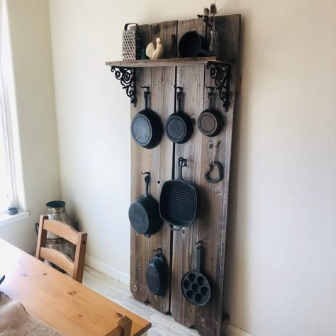 Cast Iron Pot Rack Hanging, Cast Iron Pan Display Ideas, Cast Iron Hangers Pot Racks, Pot And Pan Hanger Wall Mount, Cast Iron Skillet Rack, Cast Iron Skillets On Wall, Hanging Iron Skillets On Wall, Iron Skillet Storage Ideas, Vertical Barnwood Wall