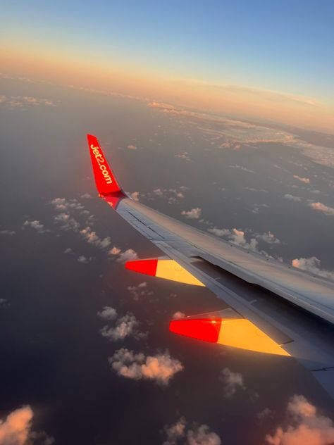 Plane View Aesthetic, Flight Sunset Aesthetic, Plane In Sunset, Sunset Plane Aesthetic, Travel Aesthetic Plane Window