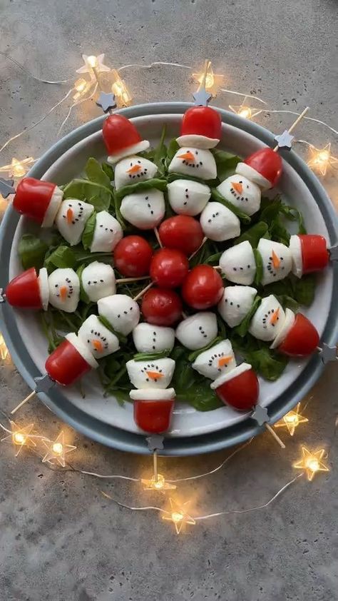 Christmas Party Dishes, Mozzarella Caprese, Tomatoes Mozzarella, Christmas Salads, Christmas Platter, Decorações Com Comidas, Christmas Food Dinner, Easy Food Art, Xmas Food