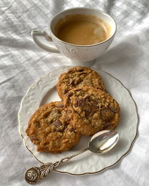 Aesthetic Chocolate Chip Cookies, Food Snacks Aesthetic, Chocolate Chip Cookies Aesthetic, Aesthetic Oatmeal, Treats Aesthetic, Raisin Chocolate Chip Cookies, Oatmeal Raisin Chocolate Chip Cookies, Aesthetic Food Pictures, Snacks Aesthetic