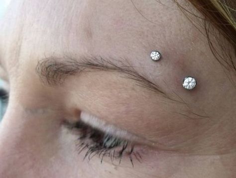 130+ Eyebrow Piercing Ideas, Procedure, Pain, Healing Time, Price awesome Check more at http://fabulousdesign.net/eyebrow-piercing/ Horizontal Eyebrow Piercing Jewelry, Piercings Aftercare, Eyebrow Piercing Horizontal, Horizontal Eyebrow Piercing, Eyebrow Piercing Ideas, Anti Eyebrow, Eyebrow Piercings, Eyebrow Piercing Jewelry, Surface Piercing