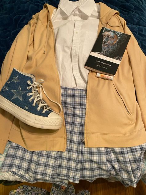 #converse #school #college #outfit #yellow #blue #academia #fashion #aesthetic Yellow Outfit Inspo Aesthetic, Schoolcore Outfit, Yellow Outfits Aesthetic, Academia Fashion Aesthetic, Yellow Converse Outfit, Yellow Outfit Aesthetic, Blue And Yellow Aesthetic, Collegiate Aesthetic, Blue Academia