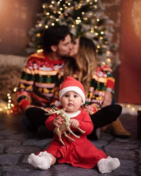 Christmas Photoshoot Ideas, Vom Avea Un Copil, Christmas Photography Family, Baby Christmas Photography, Christmas Pictures Outfits, Christmas Baby Pictures, Christmas Poses, Christmas Family Photoshoot, Baby Christmas Photos