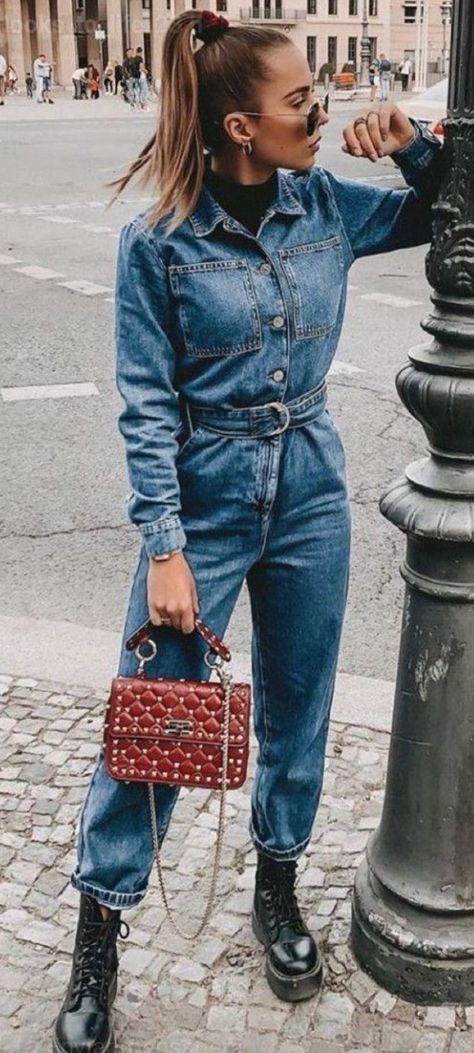 Denim Jumpsuit Winter, Denim Jumpsuit Outfit Fall, Denim Jumpsuit Outfit Winter, Denim Jumpsuit Outfit Casual, Denim Jumpsuit Street Style, Denim Dress Outfit Winter, Denim Skirt Outfit Aesthetic, Style Denim Jumpsuit, Denim Dress Outfit Summer