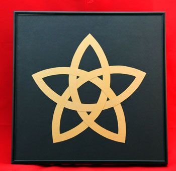 This fun and easy five point Celtic star uses simple paper and a simple shape to become an interesting Celtic design. Celtic Knot Star, Celtic Star Tattoo, Celestial Drawing, Construction Paper Art, Celtic Star, Celtic Shield, Form Drawing, Freemotion Quilting, Celtic Patterns