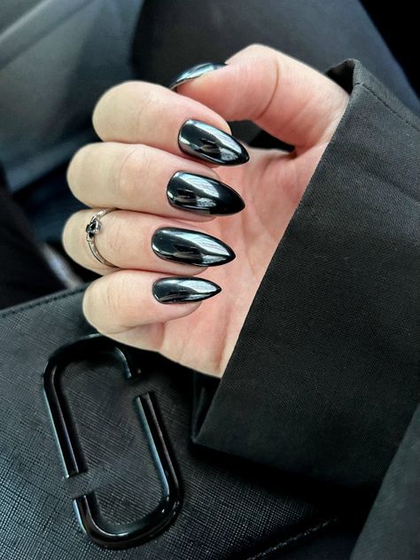 Halloween Black Nails Ideas, Black French Tip Nails Almond Chrome, Black Nails Metallic, Black Nails With Pearl Chrome, Black Chrome Gel Nails, Black Chrome Halloween Nails, Black Crome Nails Design, Black Metal Nails, Pearl Black Nails