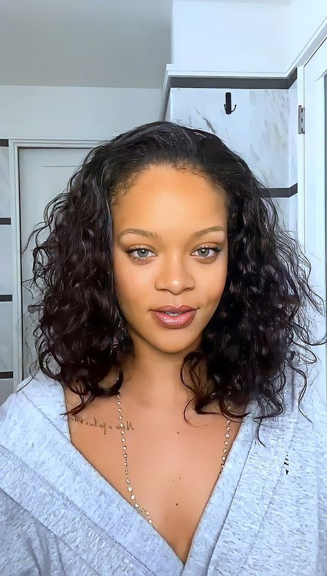 Rihanna Natural, Rihanna Curly Hair, Rihanna Vogue, Fenty Skin, Looks Rihanna, Rihanna Love, Trajes Kylie Jenner, Rihanna Hairstyles, Rihanna Outfits