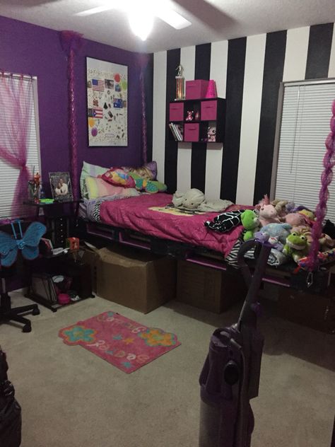 Emo Rooms 2000s, Emo Room Aesthetic Bedroom, Scene Room 2000s, Scene Kid Room Ideas, Scene Bedroom Ideas, Scene Room Ideas, Scenecore Room, 2010s Room, 2000s Teen Bedroom