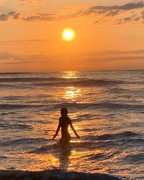 Beach Aesthetic Sunrise, Beach Silhouette Photography, Sunrise At The Beach Pictures, Beach Sunrise Photos, Beach Shadow Pictures, Sunrise Pictures Instagram, Sunrise Photo Ideas, Orange Summer Aesthetic, Sunrise Pictures Poses