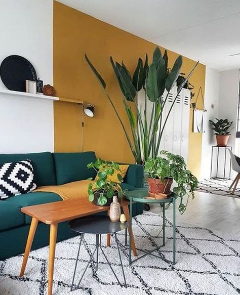 Yellow Walls Living Room, Yellow Accent Walls, Yellow Decor Living Room, Mustard Walls, Bedroom Decor For Couples, Casa Country, Yellow Living Room, Living Room Red, Yellow Decor