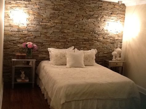 Stone wall in bedroom Living Room Big, Walls Ideas, Rock Walls, Small Bathroom Interior, Ideas For Living Room, Frame Ideas, Stone Walls, Buy Home, Small Living Room