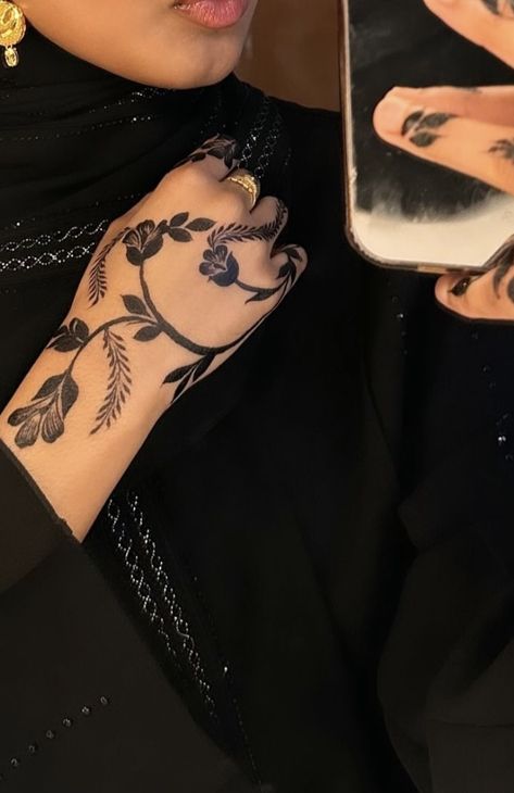 Black Henna Designs Arabic, Black Henna Designs, Henna Styles, White Henna Designs, Cute Henna Tattoos, Henna Inspo, Henna Nails, Henna Inspired Tattoos, Floral Henna Designs