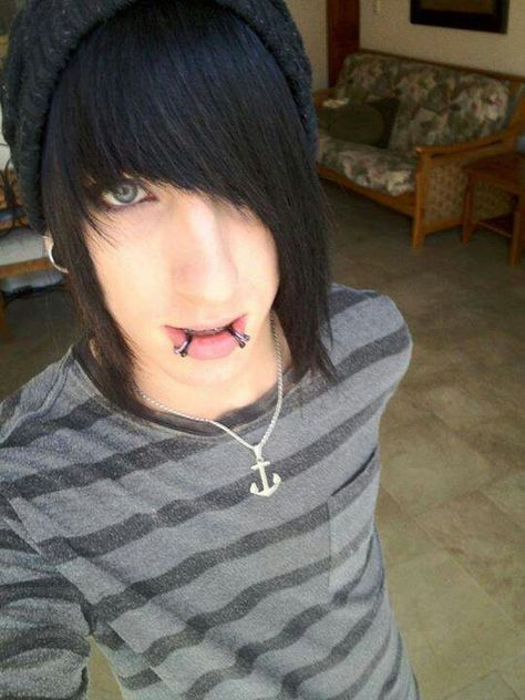 emo boy black hair with beanie blue eyes Hair With Beanie, Modern Emo, Emo Shag, Emo Hairstyles For Guys, Emo Scene Boys, Hairstyles For Guys, Emo Hairstyles, Scene Boys, Emo Scene