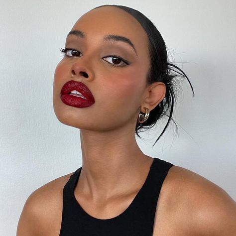 MELANIN on Instagram: “@afnandano✨🖤 . . . . . . . . #blackexcellence #blackculture #blackgirlskillingit #blacktwitter #blackhollywood #blackqueens…” Red Lip Tan Skin, Red Lip Glam, Red Lips Aesthetic, Afnan Dano, Dark Red Lipstick Makeup, Red Lipstick Outfit, Red Lip Combo, Red Makeup Looks, Lipstick Dark Red