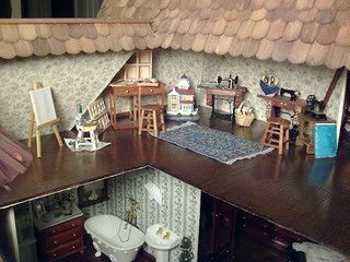 Pierce Dollhouse Interior by Deb Roberts of Deb's Minis | Flickr Painting Dollhouse, Hand Embroidered Bedspread, Pierce Dollhouse, Dollhouse Interior, Dollhouse Building, Miniature Ideas, Dollhouse Projects, New Bed, Dolls House Interiors