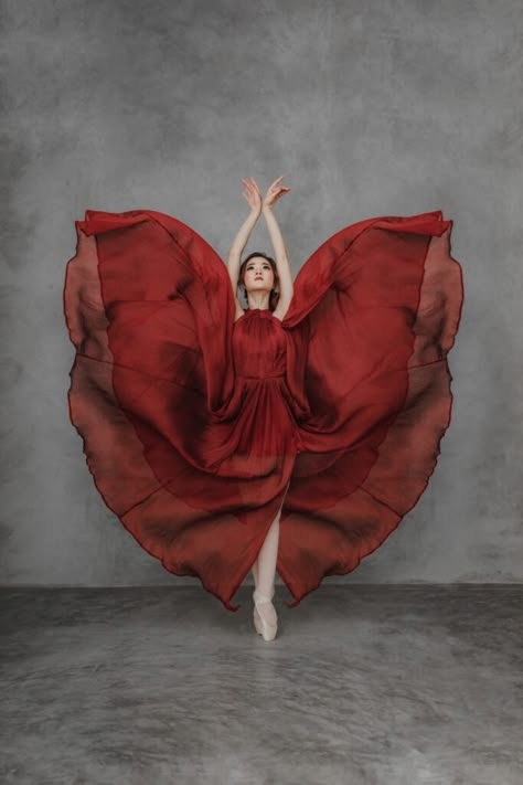 Olivia Samantha's Interview on Her Life as a Ballerina - Vivier Magazine Ballet Dance Photography, Photography Videos, Dancer Photography, Dance Photography Poses, Ballerina Art, Ballet Poses, Dance Paintings, Ballet Art, Ballet Photos