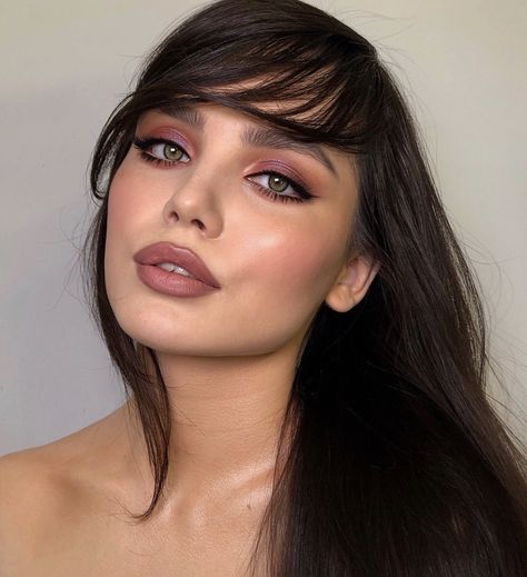 Dark Pink Makeup Looks, Dark Academia Makeup, Academia Makeup, Maquillage On Fleek, Long Dark Hair, Kiss Makeup, Grunge Hair, Glam Makeup, Artistry Makeup