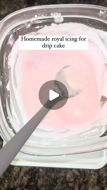 Cakes by Kari on Instagram: "Here’s how to make a drip cake, using homemade ⤵️ royal icing. Taking it back to basics using homemade royal icing, that I’m used to using for all my drip cakes. Before I discovered melted buttercream, ganache, and other homemade recipes that you can use for drip cakes, I used to ONLY use royal icing. This icing dries/hardens nicely, it’s easy to make, and is super easy to work with. Here’s the full recipe: INGREDIENTS👇🏼 👉🏻 1 1/2 cups of powdered sugar 👉🏻 2 tbsp of warm water 👉🏻 1/2 tbsp of light corn syrup 👉🏻 1/8 tsp of vanilla or almond extract (for flavor) HOW TO MAKE 👇🏼 👉🏻 Measure your powdered sugar into a medium bowl, and set aside 👉🏻 In a separate small bowl, add your warm water, corn syrup, and extract 👉🏻 Pour your liquid mixture (wate How To Make Drip Frosting, Royal Icing Drip Recipe, Drip For Cake Recipe, How To Make Dripping Icing, How To Make Ganache For Drip Cake, Easy Drip Cake Ideas, Water Ganache Drip, Drip Frosting On Cake, Drip Icing Recipes