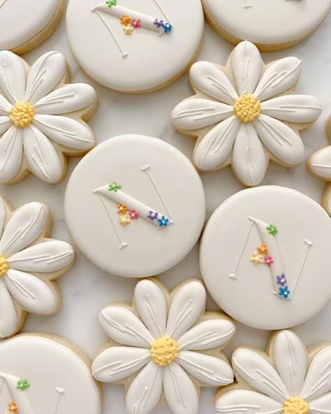 Flower Party Themes, Flower Sugar Cookies, Spring Birthday Party, Sugar Cookie Cakes, Monogram Cookies, Babyshower Party, Royal Iced Cookies, Daisy Cakes, Cookies Theme