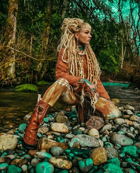 Hairstyles For White Women, Artsy Hair, Blake Aesthetic, Artsy Outfit Ideas, Morgin Riley, Micro Bangs, White Dreads, Dreadlocks Girl, Witchy Boho