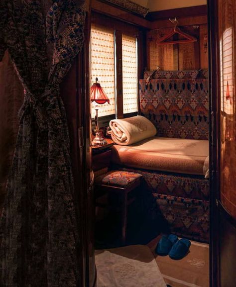 A cosy cabin on the Orient Express. Luxury Trains, Letto King Size, Best Places In Italy, Simplon Orient Express, Train Station Architecture, Luxury Hospitality, Airport Lounge, Luxury Train, Places In Italy