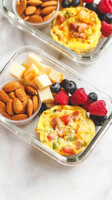 Whether you’re in school or working full time, it can be challenging to stick with your healthy eating goals. One of the biggest complaints we hear is that clients don’t have the time it takes to eat healthy. Keto Meal Prep Breakfast, Easy Keto Meal Prep, Fedtforbrændende Mad, Menu Sarapan Sehat, Prep Breakfast, Makanan Diet, Keto Meal Prep, Breakfast On The Go, Breakfast Meal Prep