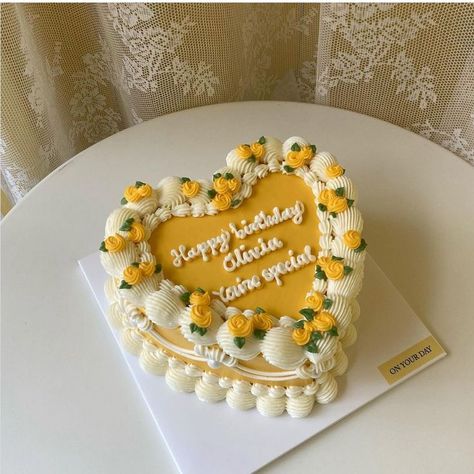 Happy Birthday Olivia Cake, Sunflower Heart Cake, Vintage Lemon Cake, Pastel Yellow Birthday Cake, Yellow Aesthetic Cake, September Cakes Ideas, Yellow Decorated Cake, Yellow Cake Design Simple, Mom Birthday Cake Ideas