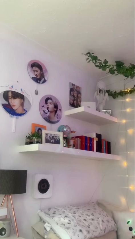 Kpop Floating Shelf Ideas, Kpop Wall Shelf, Kpop Floating Shelf, Kpop Shelves Ideas, Small Kpop Shelf, Bts Room Ideas, Kpop Albums Shelf, Small Shared Bedroom, Kpop Desk