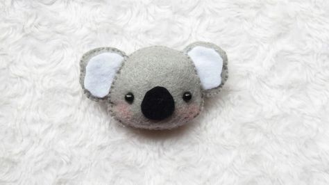 DIY felt koala Diy Koala, Felt Craft Ideas, Felt Koala, Diy Felt Animals, Felt Animal Pattern, Blanket Stitches, Felt Plush, Koala Plush, Felt Craft Projects