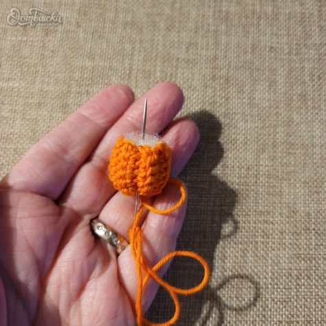 Micro Crochet Pumpkin, Crochet Pumpkin Earrings, Crochet Pumpkin Keychain Free Pattern, Things To Crochet For Winter, Halloween Knitting Patterns, Fall Crochet Patterns, Halloween Crochet Patterns, Pumpkin Earrings, Crochet Pumpkin