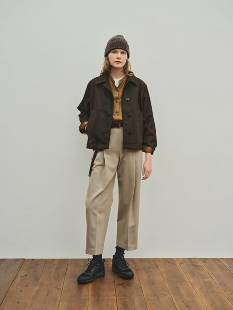 Gender Neutral Fashion Women, Japanese Petite Fashion, Unisex Work Outfit, Womens Workwear Outfits, Gender Neutral Winter Outfits, Queer Autumn Fashion, Japanese Jackets Women, Over Size Jacket Outfits, Margaret Howell Style