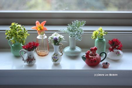 Tiny Vase Ideas, Tiny Vases With Flowers, Thrift Crafts, Tiny Vases, Vase Miniature, Tiny Bouquet, Tiny Vase, Tokyo Style, Mini Vases