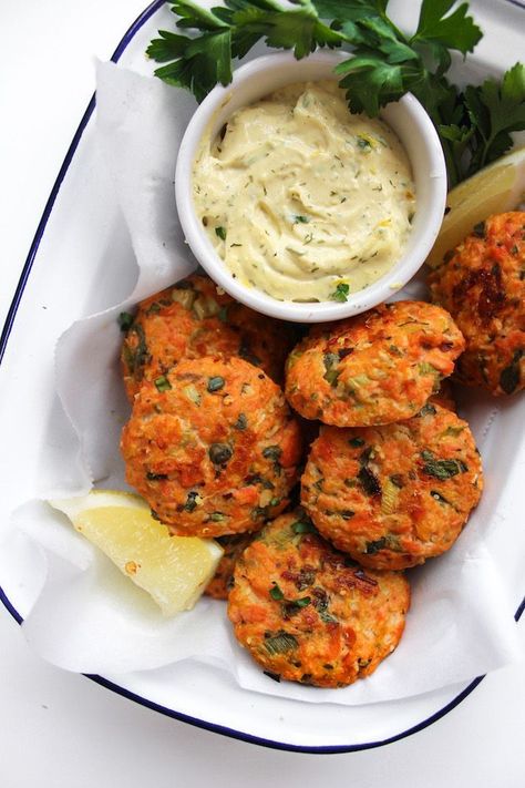 Mini Paleo Salmon Cakes & a Lemony Herb Aioli and notes on how to make this FODMAP friendly Easy Fodmap Recipes, Paleo Salmon Recipe, Herb Aioli, Paleo Salmon Cakes, Paleo Salmon, Meal Prep On Fleek, Fodmap Diet Recipes, Tarte Fine, Salmon Cakes