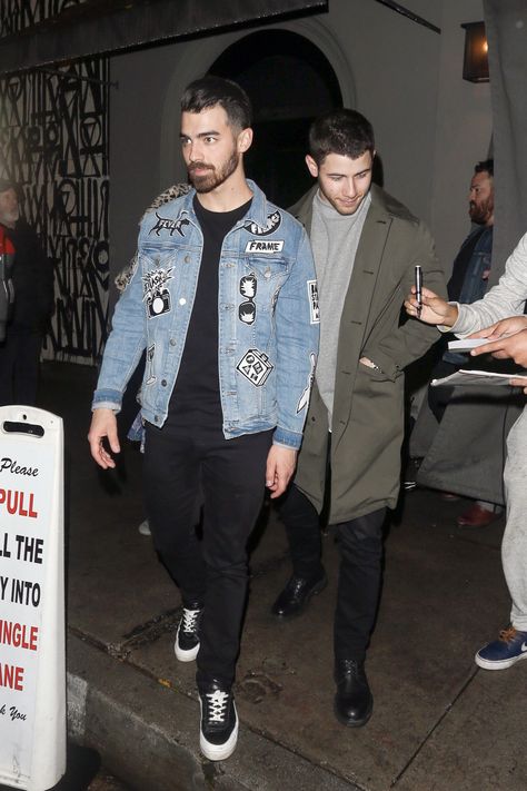 Joe Jonas Joe Jonas Outfit, Joe Jonas Style, Leather Shorts Outfit, Victor Cruz, Best Dressed Men, Men Streetstyle, Black Leather Shorts, Joe Jonas, Nick Jonas