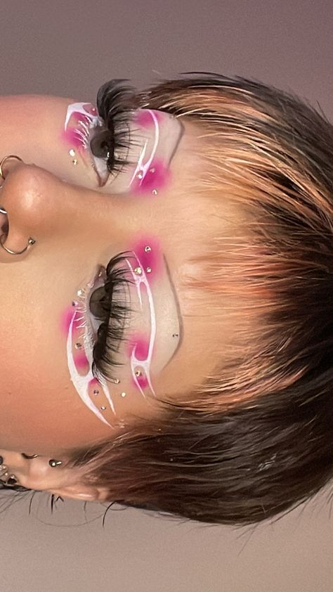 Blue Rave Eye Makeup, Abstract Eyeliner Looks, Cool Makeup Looks Creative Eyeliner, Black Graphic Liner Ideas, Graphic Design Makeup, White Liquid Eyeliner Looks, Crazy Eye Makeup Looks, Pink Graphic Liner Makeup, Graphic Eye Looks