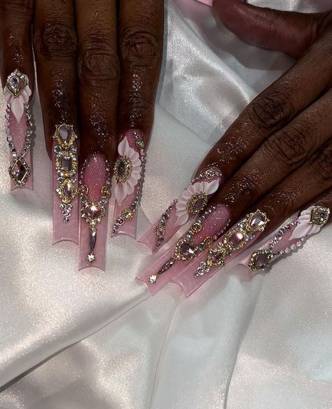 @beautywithbabylay Gold And Pink Nails, Pink Bling Nails, Charms Nails, Bedazzled Nails, Cute Pink Nails, Pink Glitter Nails, Girly Acrylic Nails, Unique Acrylic Nails, Coffin Nails Long